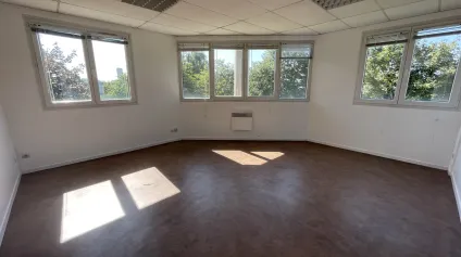 Bureaux proches aéroport Beauvais - Offre immobilière - Arthur Loyd