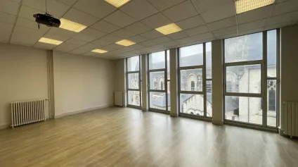 Bureaux à louer de 100 m² en hypercentre de Poitiers - Place Charles de Gaulle - Offre immobilière - Arthur Loyd