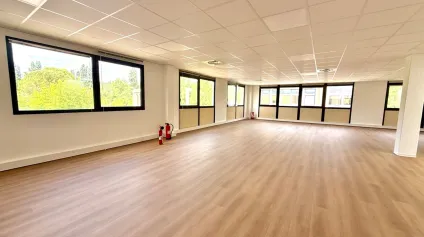 BUREAUX AVEC PARKINGS PRIVATIFS À LOUER AIX EST - Offre immobilière - Arthur Loyd