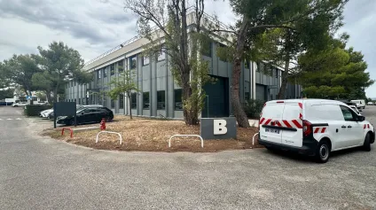 Local d'activités et bureaux à LOUER sur un site sécurisé avec places de parking à VITROLLES - Offre immobilière - Arthur Loyd