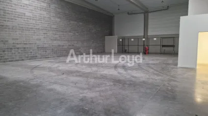 Entrepôt à louer à Avelin dans parc d'activités avec parking et accès rapide - Offre immobilière - Arthur Loyd