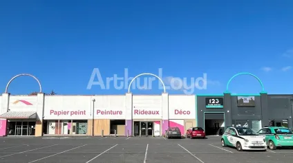 Location local commercial Cambrai visibilité optimale zone commerciale - Offre immobilière - Arthur Loyd