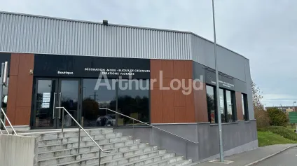 Location cellule commerciale d angle à Longuenesse avec grande visibilité - Offre immobilière - Arthur Loyd