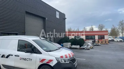 Bâtiment indépendant à louer à Cuincy avec bureaux lumineux et parking - Offre immobilière - Arthur Loyd