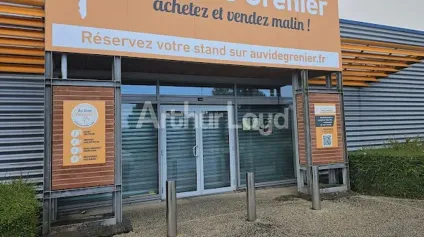 Local commercial à louer à Longuenesse vitrine et visibilité exceptionnelle - Offre immobilière - Arthur Loyd