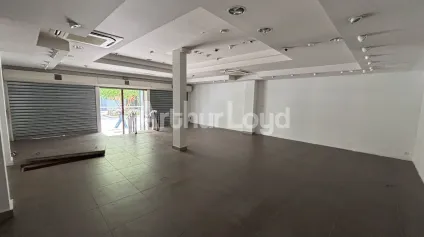Location local commercial à Douai large vitrine et visibilité optimale 230m2 - Offre immobilière - Arthur Loyd