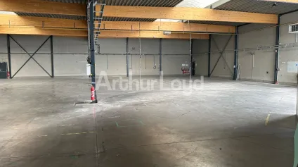 Entrepot et bureaux a louer Bondues surface de 1180 m2 parking securise - Offre immobilière - Arthur Loyd