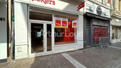Location local commercial Lille centre vitrine de 4 mètres linéaires - Offre immobilière - Arthur Loyd