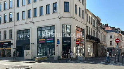 Location local commercial Lille vitrine d angle visibilité exceptionnelle - Offre immobilière - Arthur Loyd