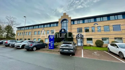 Bureaux à vendre à Villeneuve-d'Ascq rez-de-chaussée accès livraison double entrée - Offre immobilière - Arthur Loyd