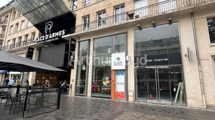 Location local commercial Valenciennes centre ville avec large vitrine - Offre immobilière - Arthur Loyd