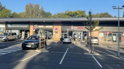 Location locaux commerciaux Hénin-Beaumont parking commun zone retail - Offre immobilière - Arthur Loyd