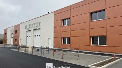 Locaux d'activités à louer Chassieu accès poids lourds cour de déchargement - Offre immobilière - Arthur Loyd