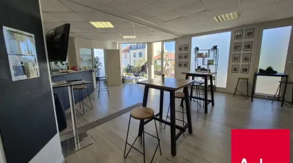 A louer - à Biarritz local commercial lumineux de 70m2, grandes vitrines et double accès, idéal pour bureaux, commerce ou activité de services ! - Offre immobilière - Arthur Loyd