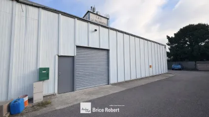 Local industriel à vendre à Saint-Priest avec bureau mezzanine et accès axes routiers - Offre immobilière - Arthur Loyd
