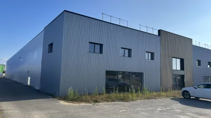 A Couëron, bâtiment d'activité d'environ 2600 m2 à louer ou à vendre - Offre immobilière - Arthur Loyd