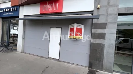 Location local commercial La Madeleine axe passant proximité transports - Offre immobilière - Arthur Loyd
