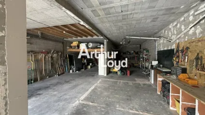 Local d'activité avec bureaux à vendre  300 m²  Le Muy - Offre immobilière - Arthur Loyd