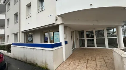 Location locaux commerciaux avec parking privé La Chapelle-sur-Erdre centre - Offre immobilière - Arthur Loyd