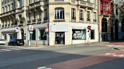 Bureaux à louer - Local de 175 m² en angle, excellente visibilité sur axe très passant à La Madeleine - Offre immobilière - Arthur Loyd