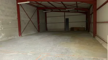 A LOUER UN LOCAL COMMERCIAL DE 320 m2 - EMPLACEMENT EXCEPTIONNEL - ZONE COMMERCIALE - LA ROCHE SUR YON - Offre immobilière - Arthur Loyd