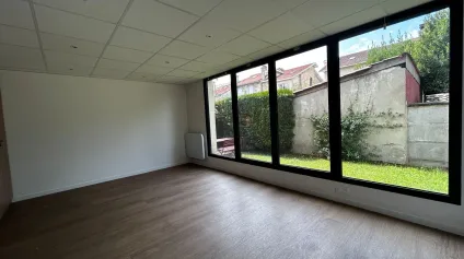 À louer dans le quartier de Saint-Seurin, 250 m² de bureaux avec 3 stationnements extérieurs privatifs - Offre immobilière - Arthur Loyd