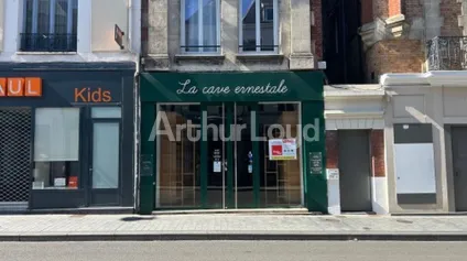 Location local commercial à Arras centre-ville avec belle vitrine et visibilité - Offre immobilière - Arthur Loyd