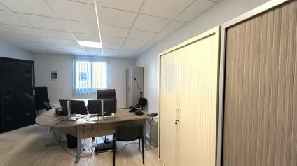 A LOUER LOCAL 73M² FACE À UN AXE PASSANT POITIERS  AVEC DU PARKING PRIVATIF - Offre immobilière - Arthur Loyd