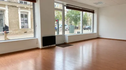 LOCAL COMMERCIAL À LOUER  EMPLACEMENT CENTRAL  GRANDE VITRINE<br /> - Offre immobilière - Arthur Loyd