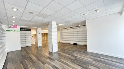 À LOUER  LOCAL COMMERCIAL D'ENVIRON 150 M² - SAINT-ROMAIN-DE-COLBOSC - PMR - Offre immobilière - Arthur Loyd