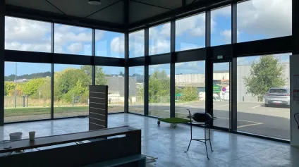 A VENDRE LOCAL COMMERCIAL DE 300m² A SAINT-MARTIN-DES-CHAMPS - Offre immobilière - Arthur Loyd