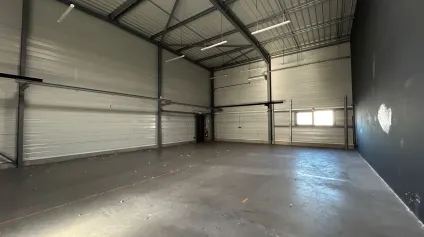 Local commercial à louer à Mérignac - 900 m² avec mezzanine et parking - Offre immobilière - Arthur Loyd