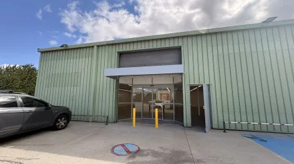 Local d'activité à louer à Magny-en-Vexin accès direct autoroute A13 - Offre immobilière - Arthur Loyd