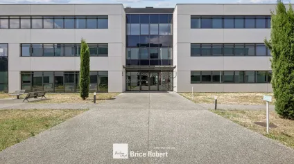 Bureau à louer à Saint-Priest dans immeuble moderne avec parkings - Offre immobilière - Arthur Loyd