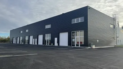 À louer  Local d'activité neuf 312 m², grande hauteur et mezzanine  Secteur stratégique Poitiers Ouest - Offre immobilière - Arthur Loyd