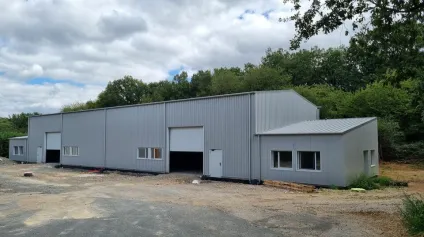 A LOUER - Local d'activité 540 m² avec grande hauteur, stationnements et terrain clôturé - Offre immobilière - Arthur Loyd