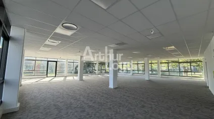 À LOUER : PLATEAU DE BUREAUX DE 434,20 M² DIVISIBLE - REZ DE CHAUSSÉE - UNIVERSITÉ - 10 PARKINGS - Offre immobilière - Arthur Loyd