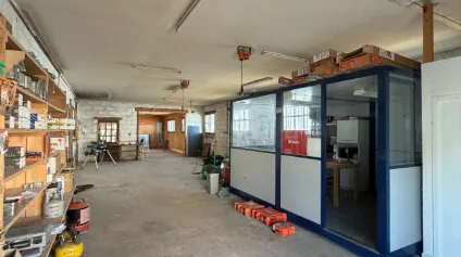 <br />A VENDRE - Local d'activité Saint Junien 370 m² - Proche autoroute<br /> - Offre immobilière - Arthur Loyd