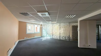 À LOUER : PLATEAU DE BUREAUX DE 695 M² DIVISIBLE À PARTIR DE 286 M² - 10 STATIONNEMENTS - GARE NORD LE MANS - Offre immobilière - Arthur Loyd