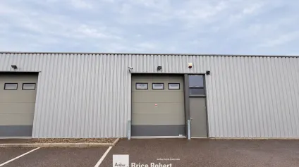 A louer - Trois locaux d'activités avec espaces aménagés et surfaces de stockage - Rillieux-la-Pape - Offre immobilière - Arthur Loyd
