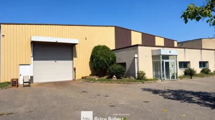 A louer - Local d'activités indépendant équipé d'une porte sectionnelle - Mions - Offre immobilière - Arthur Loyd