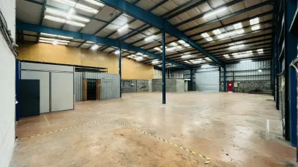 A LOUER CELLULE D'ENVIRON 920m² + 20 PARKINGS PRIVATIFS - Offre immobilière - Arthur Loyd