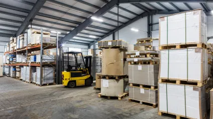 Local d'activité avec showroom de près de 1 170 m2 sur une parcelle de 10 000 m2 -- Accès A75 immédiat - Offre immobilière - Arthur Loyd