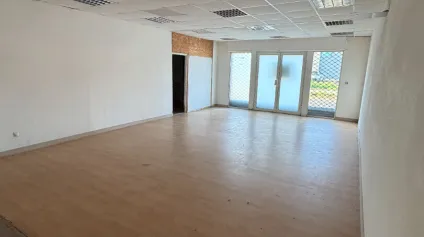 <br />A LOUER - Local Commercial Landouge - Proche Limoges - 120 m² avec stationnement<br /> - Offre immobilière - Arthur Loyd