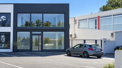 150m² de local commercial à vendre ou à louer ZAC des ETANGS Saint Mitre les Remparts - Offre immobilière - Arthur Loyd