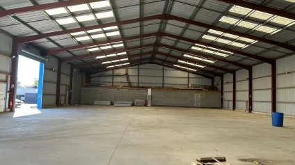 A LOUER - LOCAL - STOCKAGE - PRINQUIAU - 1200 M2 - ACTIVITES - BUREAUX - Offre immobilière - Arthur Loyd