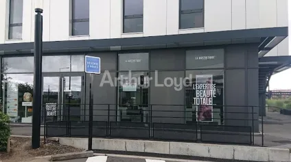 Location local commercial Lesquin 149 m² au sein d'une zone dynamique avec parking - Offre immobilière - Arthur Loyd