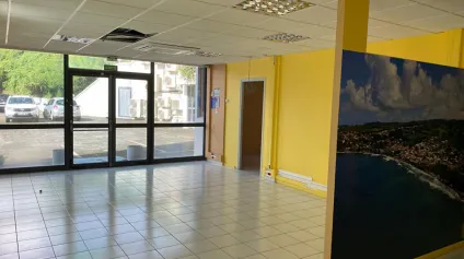 A louer local commercial 203 m2 Le Lamentin, propre - Offre immobilière - Arthur Loyd
