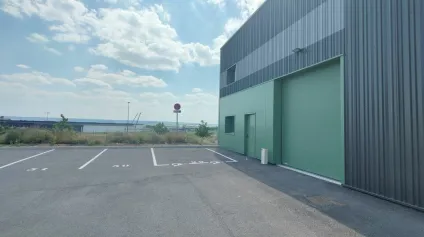 A louer - Entrepôt de 200m2 avec 4 places de parking secteur Croix Blandin - Offre immobilière - Arthur Loyd