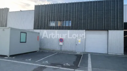 Entrepôt showroom à louer Métropole Lilloise accès grands axes et visibilité - Offre immobilière - Arthur Loyd